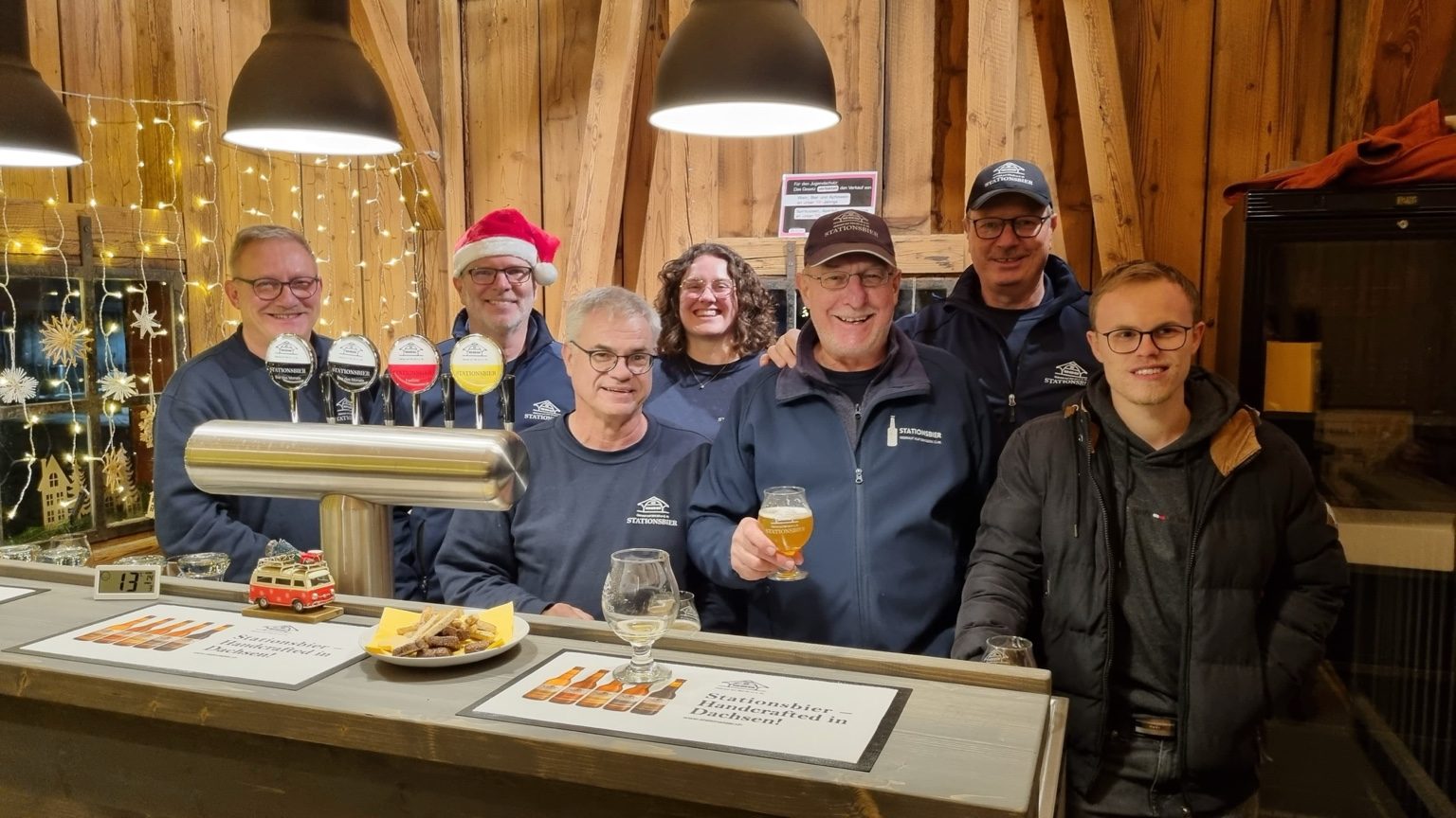 Stationsbier_Team_web https://stationsbier.ch/wp-content/uploads/2026/02/Stationsbier_Team_web.jpg